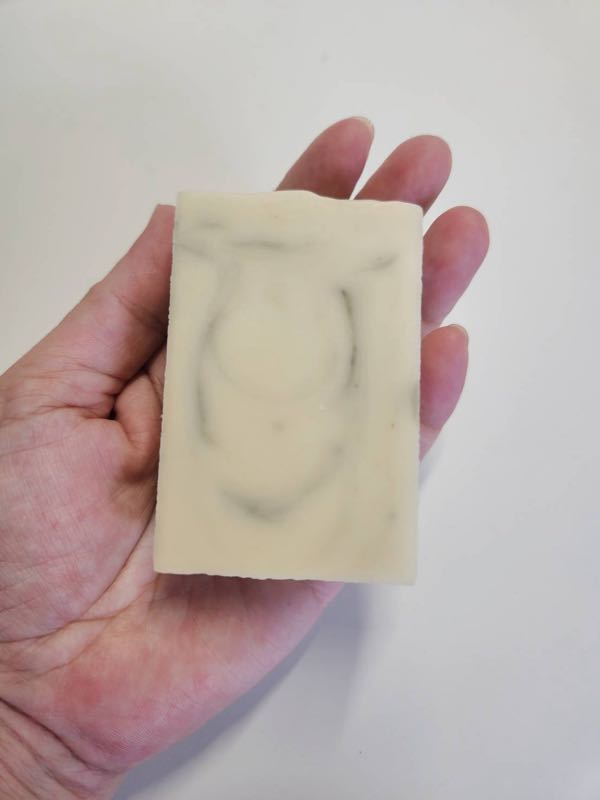 手のひらに載せた長方形のハーブ石鹸。実物大の大きさがわかる写真